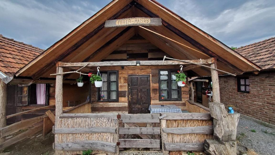 Casa Rustic Feher & Fekete Vendeghazak Sovata Eksteriør billede