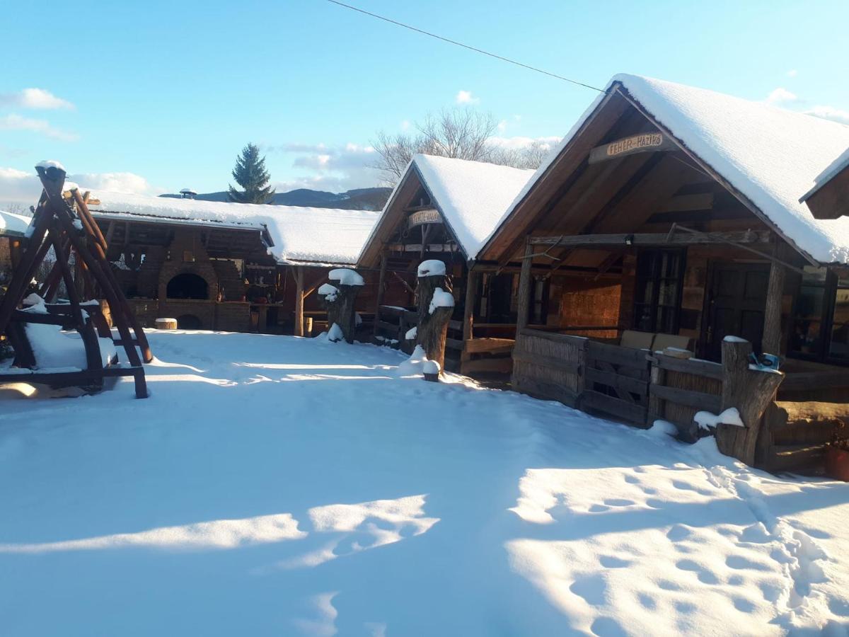 Casa Rustic Feher & Fekete Vendeghazak Sovata Eksteriør billede